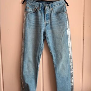 Levi’s Women’s light blue 501 with silver detail